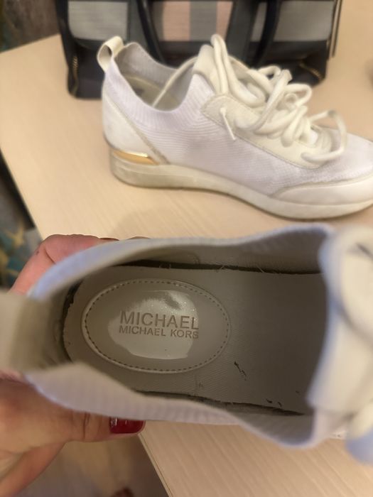 Кроссовки женские