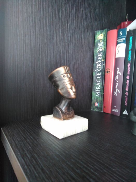 Bust Nefertiti cupru pe suport de marmura