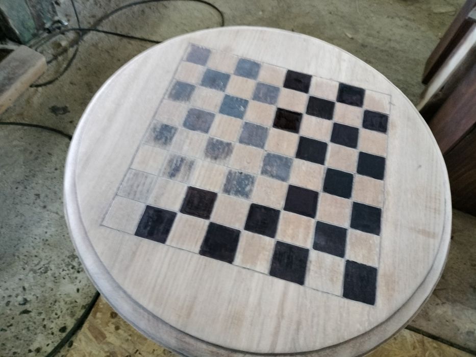 Masa pentru șah din lemn masiv de stejar  , veche , reparată și restaurată .