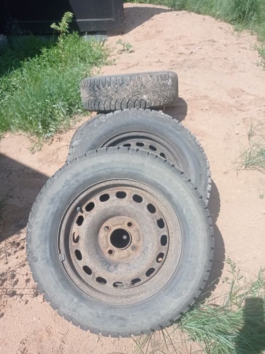 Шины резины с дисками зимние на 15 размер