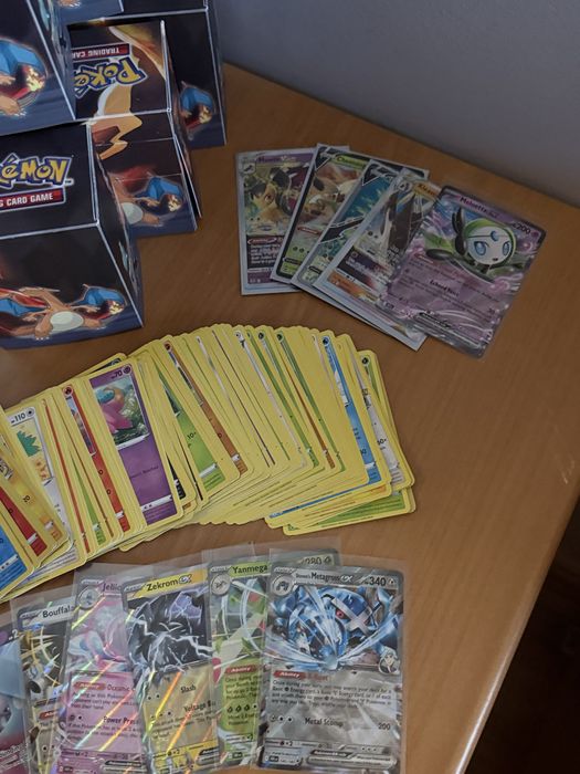 Кутиика с Pokemon карти 100 броя