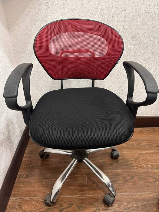 Офисный стол ва стуллар бор