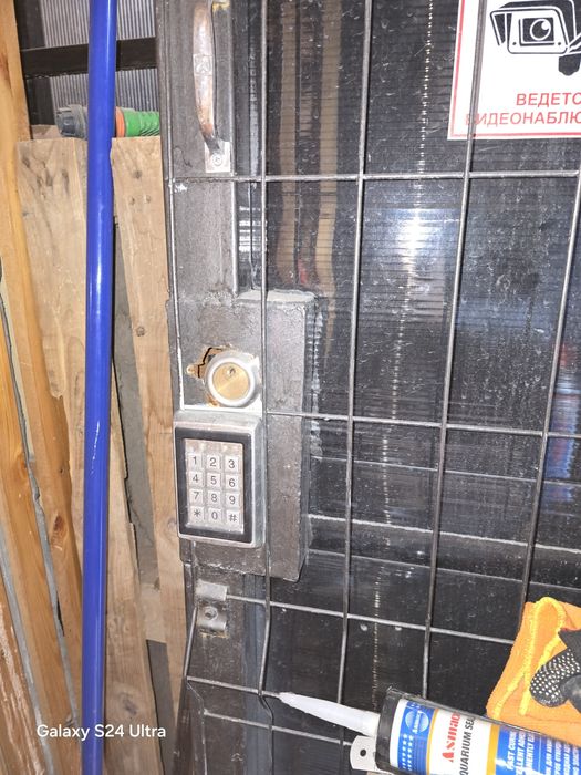 Продаются ворота с калиткой. На калитке кодовый замок