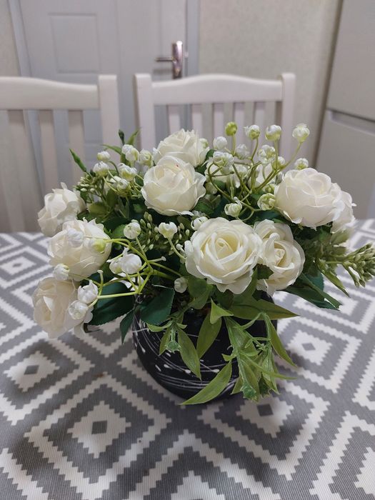 Oq atirgul kompozitsiyasi