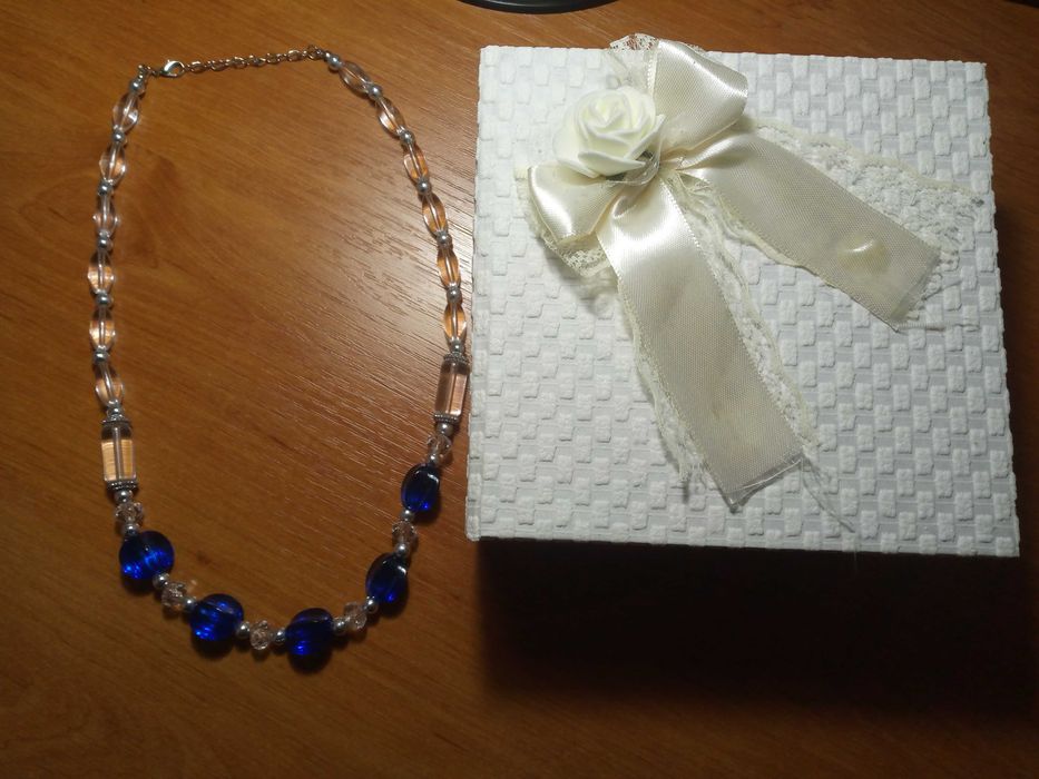Украшение ожерелье с синими бусами.Цена 50 тыс