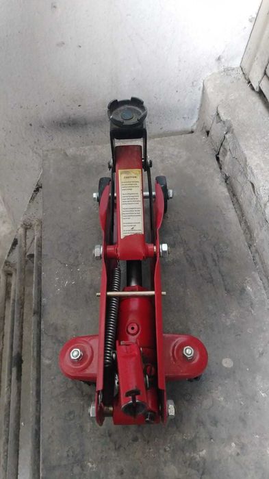 Домкрат 2 штуки    бу .