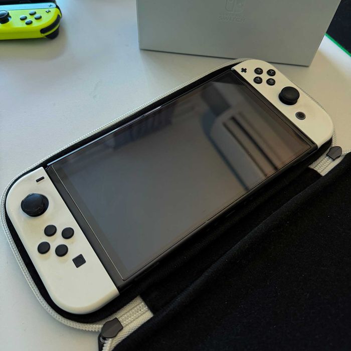 Nintendo Switch OLED 256GB + 4 Joy-Con-а + 2 игри + Carrying Case + подарък
