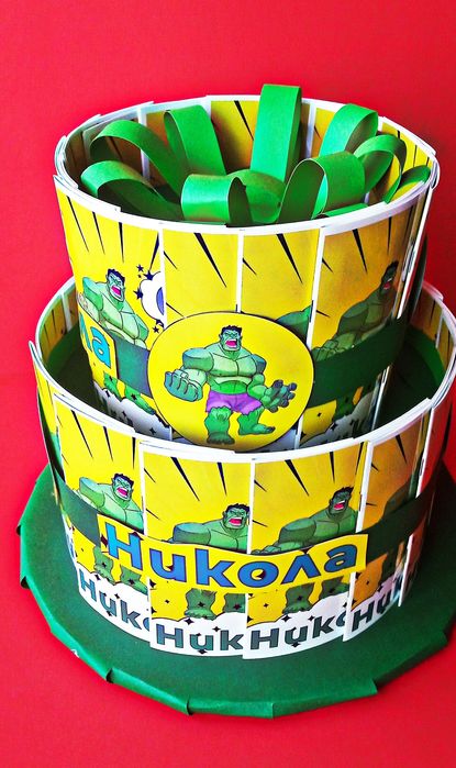 Картонена торта от книжки за оцветяване за рожден ден.