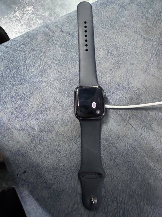 Продам Apple Watch SE,40mm,объем 32гб