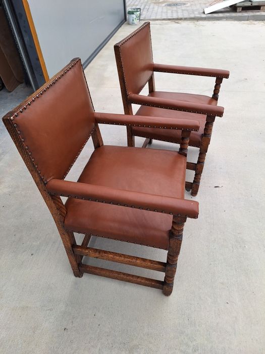 2 стола от масив със кожена дамаска