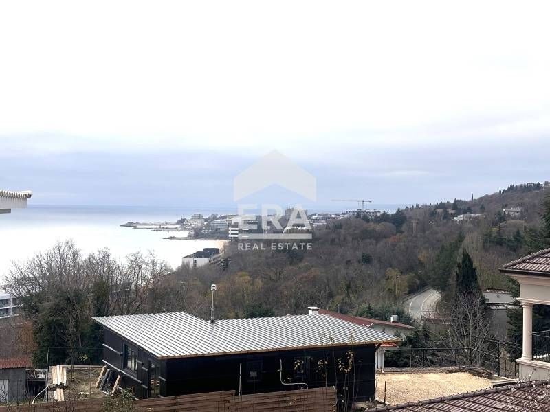 Двустаен обзаведен апартамент под наем, с морска панорама, в тухлена с