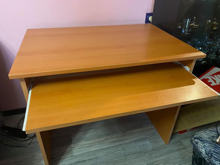 Бюро за детска стая или офис.