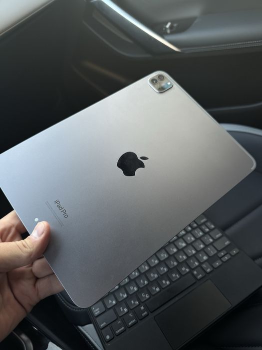 iPad 11 Pro (4-го поколения] + Magic Keyboard