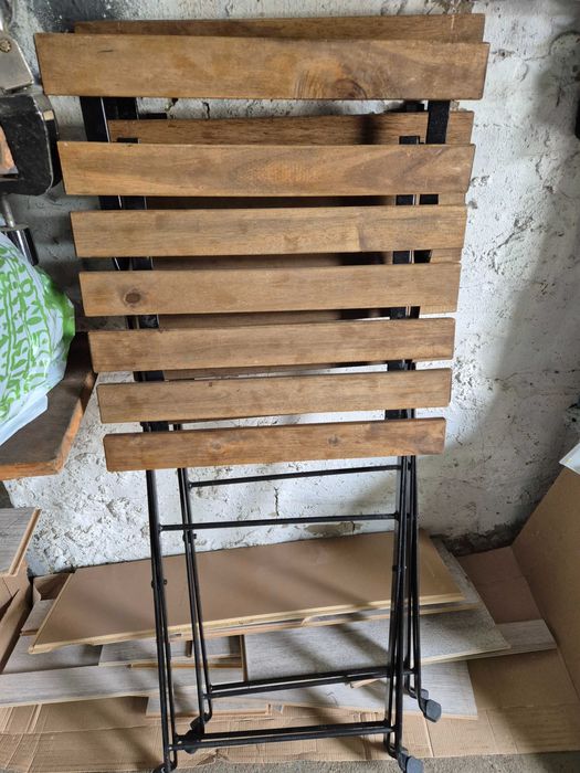 Стол и два стула