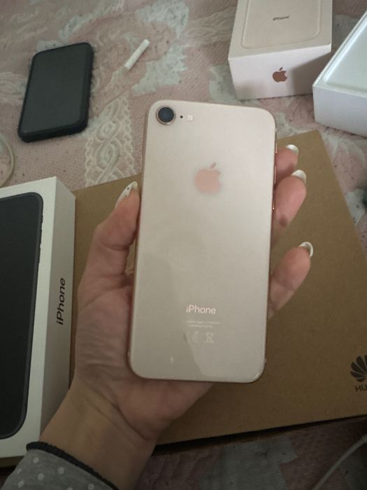 Телефон iPhone 8
