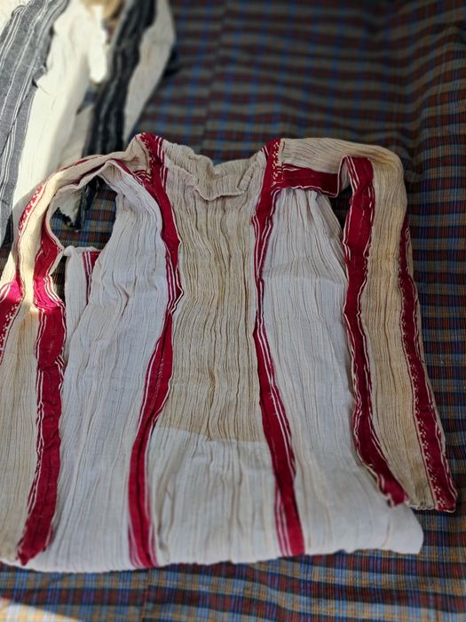 Продавам копринени дамски ризи.