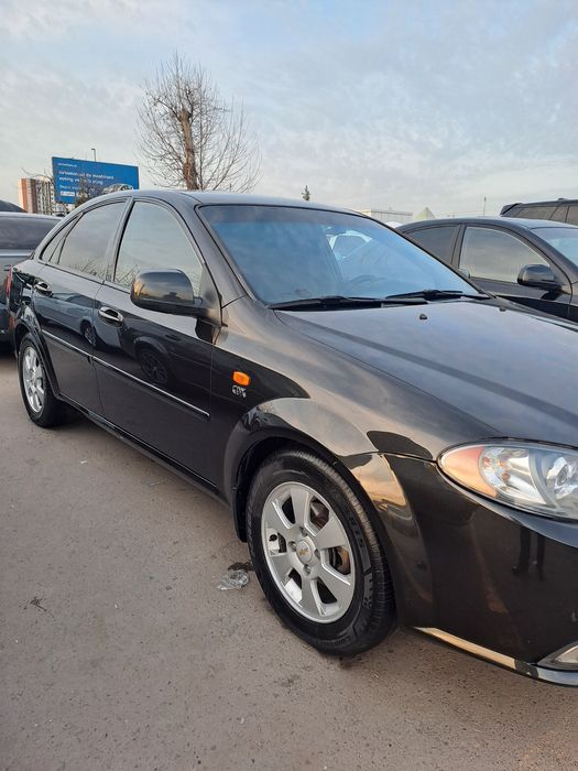 Ласетти 2012 автомат жентра килинган нахт ва вариантга  берилади