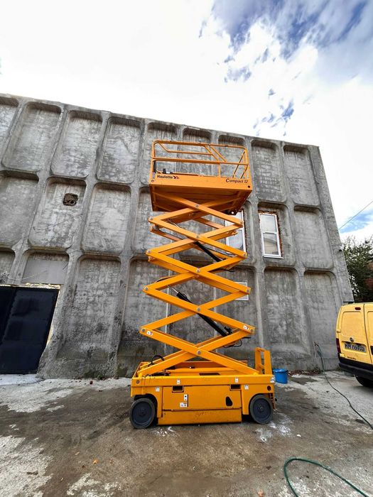 Inchiriez/Vand Nacela foarfeca Haulotte Compact 12 m