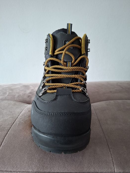 Продавам високи ,мъжки туристически обувки