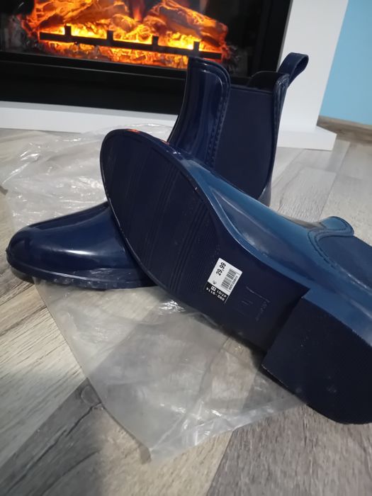 Vând adidasi nike și cizme pentru femei - noi, cu eticheta