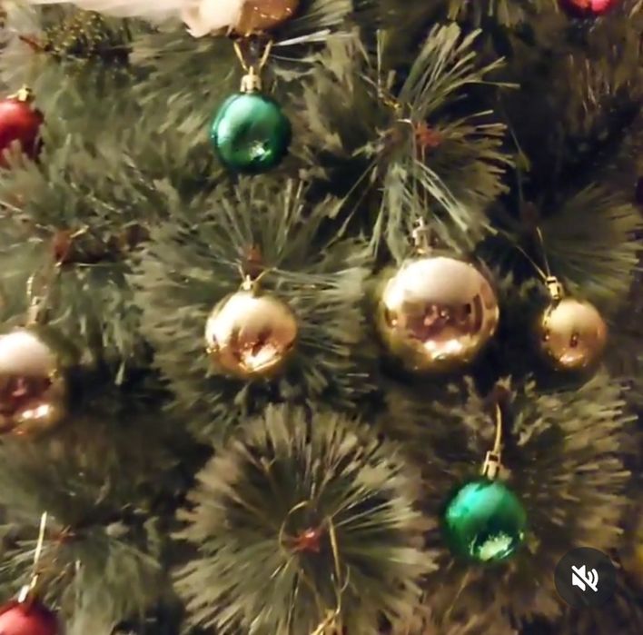 Новогодняя ёлочка вместе с игрушками .