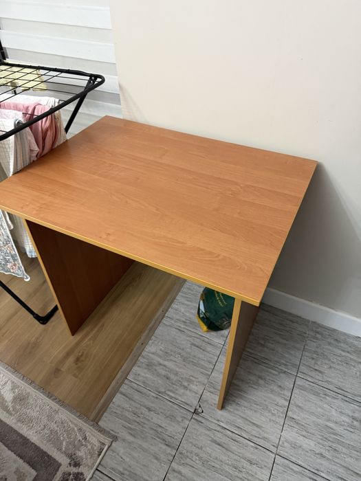 Прлдается парта/стол 1  1*1 м