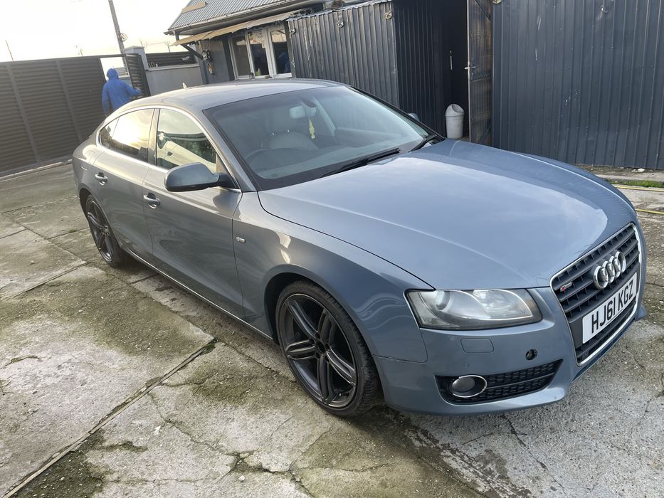 Bara fata cu spalatoare Audi A5