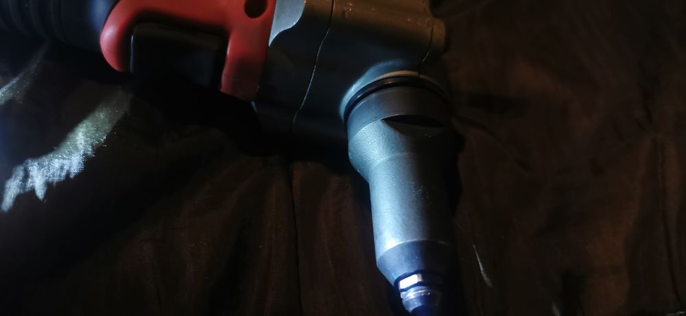 vand pistol pentru pop-nituri cu acumulator Milwaukee M12 BPRT.