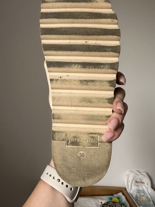 Шлепки Stradivarius