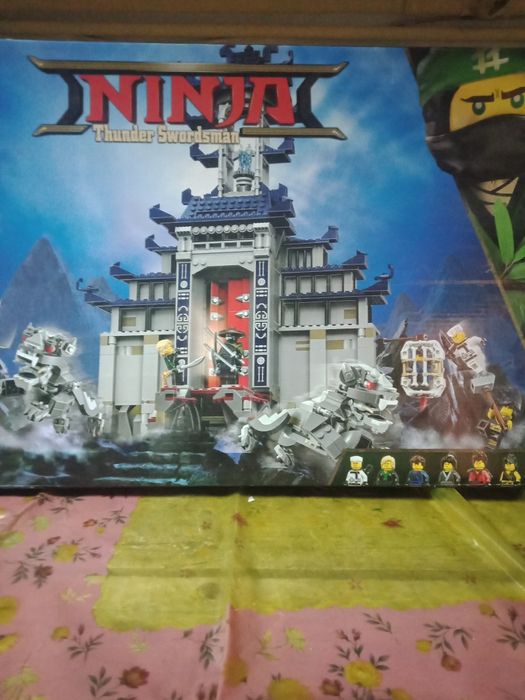 Продам конструкторы Лего 8