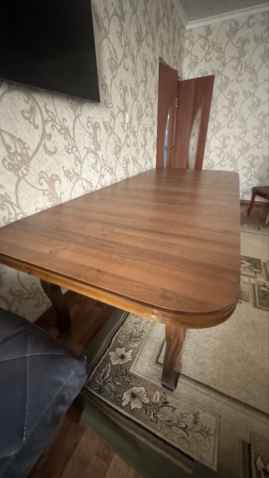 Продам Стол со стульями  в гостинную