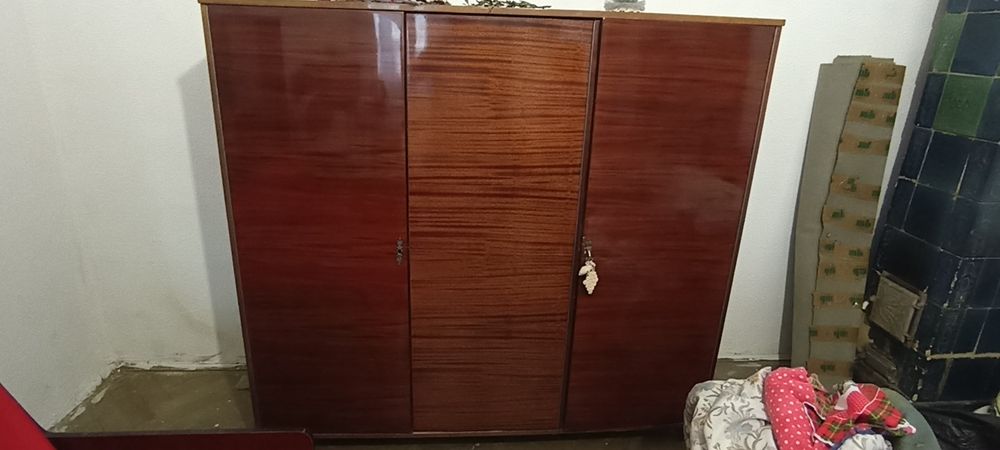 Mobilă veche lemn nuc