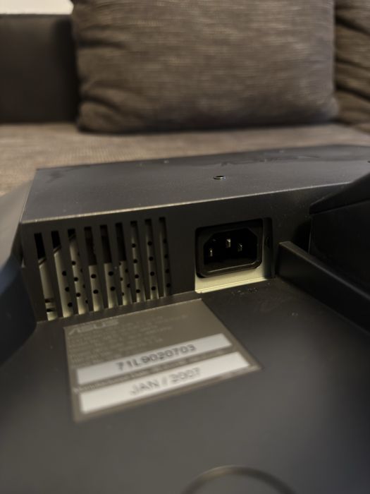 Monitor ASUS patrat