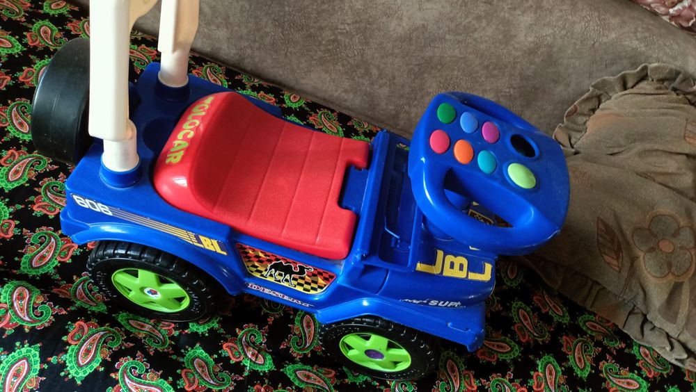 Машинка толокар детская