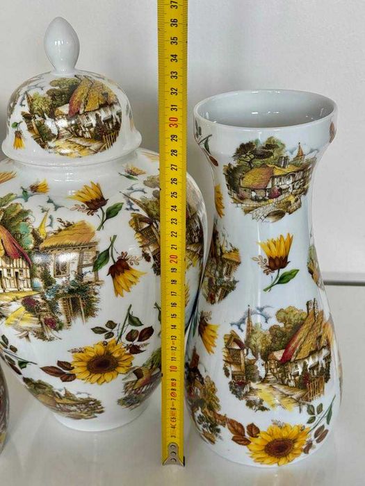 Винтидж сет от три големи порцеланови вази