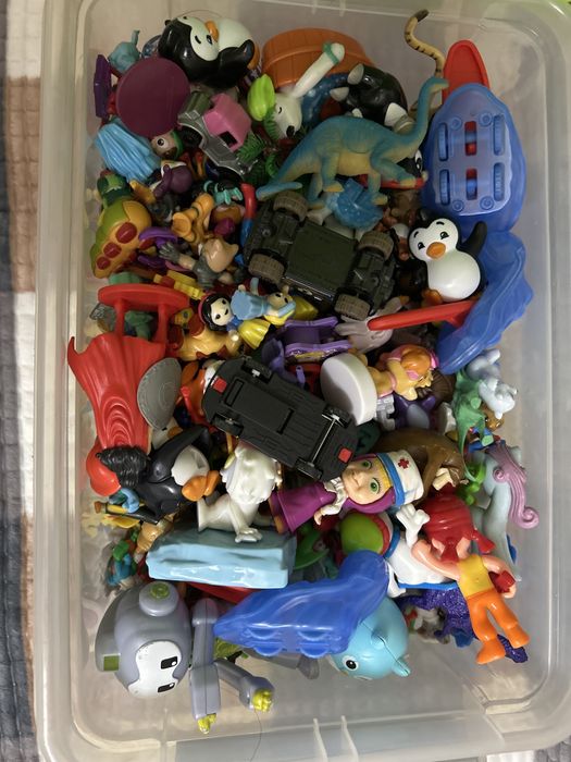 Продам коробку киндеров