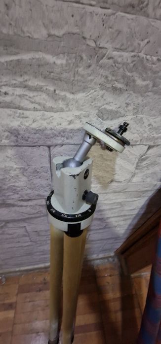 Штатив советский. Высота примерно 120 см.