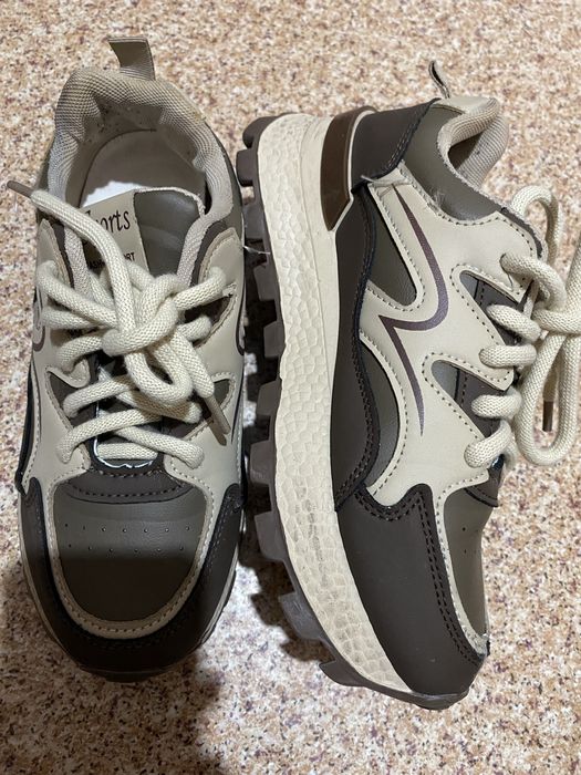 Кроссовки  женские  продам .