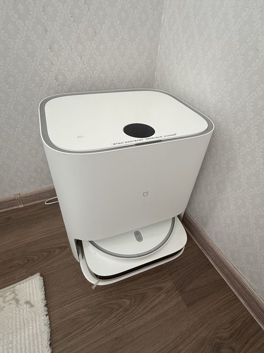 Робот-пылесос (с базой самоочистки) б/у