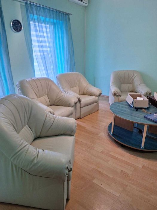 Set living: canapea extensibila, 4 fotolii, masuta cafea si biblioteca