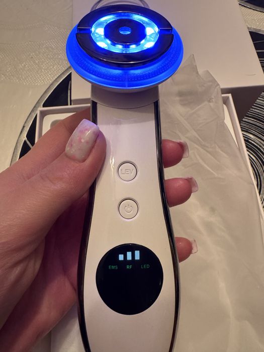 Новый массажер ems ,rf, микротоки всё в одном