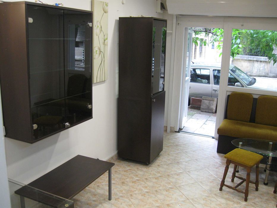 Дава се под наем Магазин в София, Медицинска академия - 19 кв.м за 234.6 € - Снимка #1