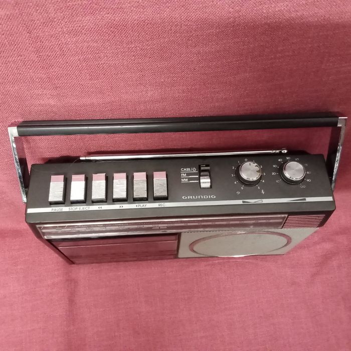 Radiocasetofon Grundig.