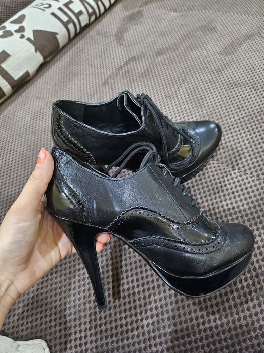 Затворени обувки на ток 37номер