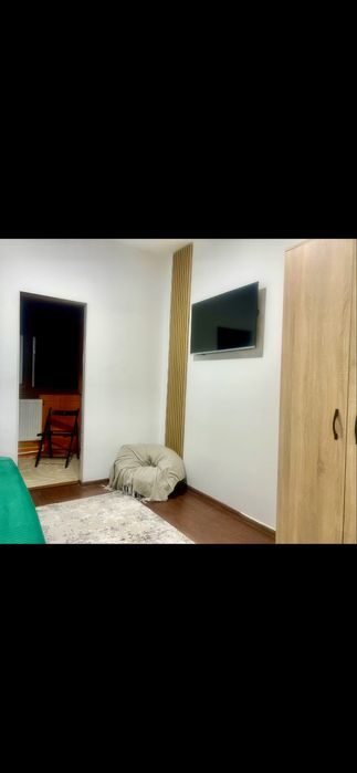 Garsoniera PARTER in spatele mallului , cu demisol, mobilat si utilat