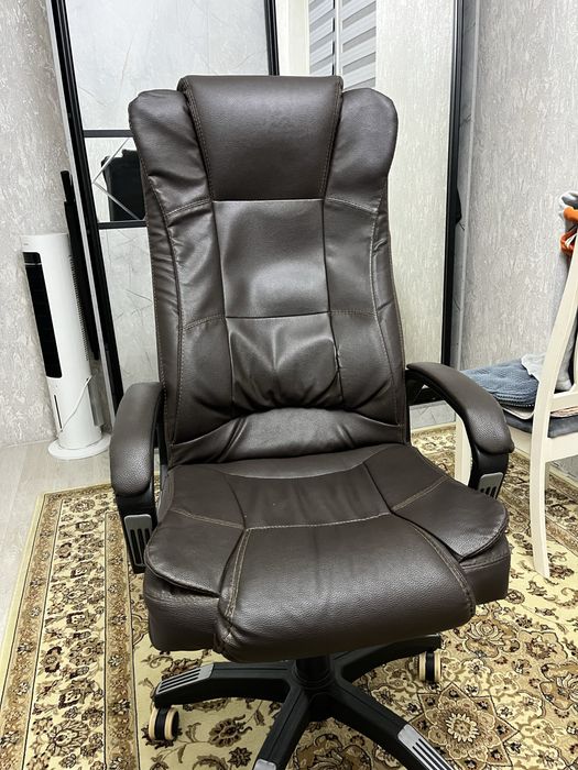 Офисное кресло.