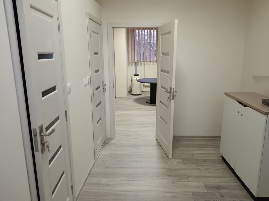 Spațiu comercial central și hala