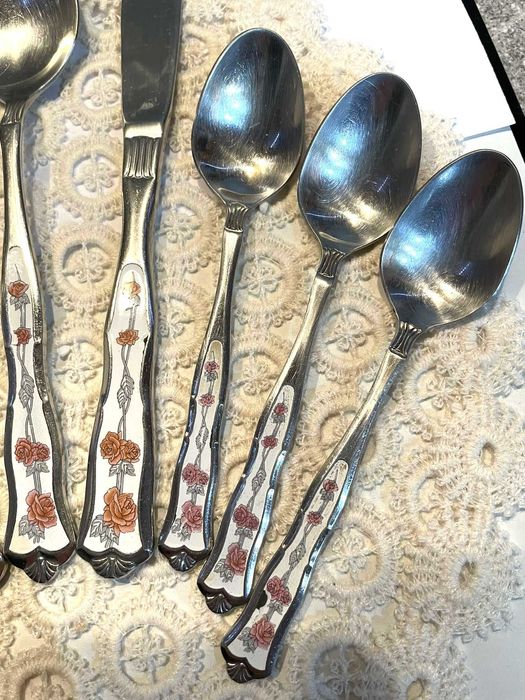 Красиви прибори MONOGRAM от Англия с рози и керамични дръжки