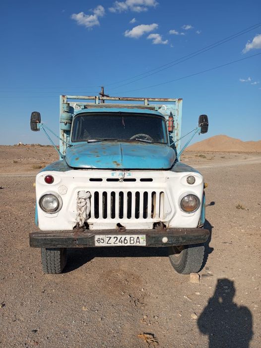 Gaz 53 mashinasi sotiladi