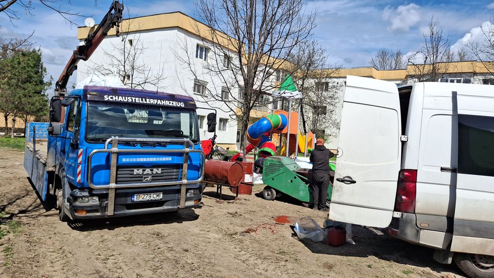 Transport marfă cu camion cu macara